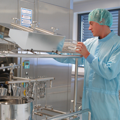 Pracownik przeprowadza inspekcję systemów  sterylizacji i czyszczenia