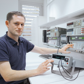 Wzorcowanie elektrycznych przyrządów pomiarowych w laboratorium niskich częstotliwości