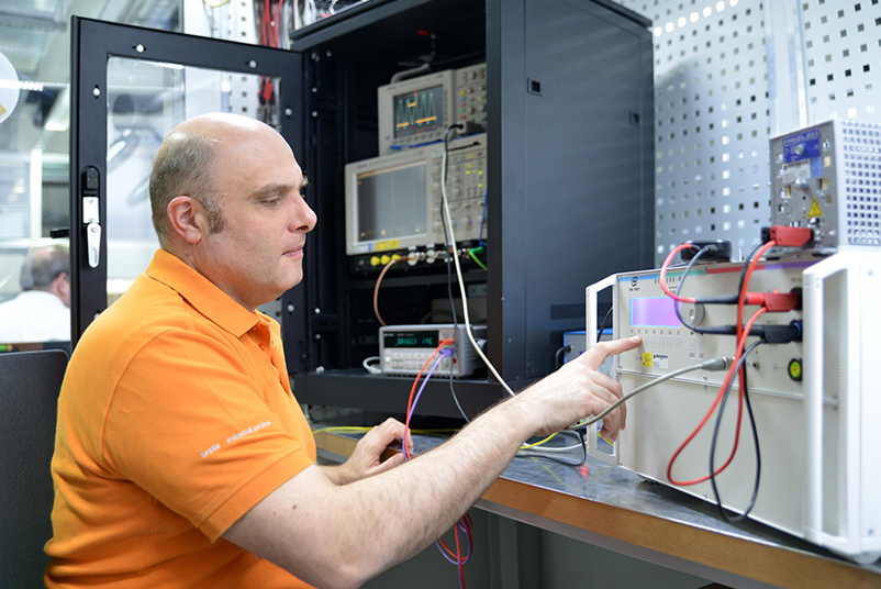 Wzorcowanie elektrycznego sprzętu pomiarowego na miejscu