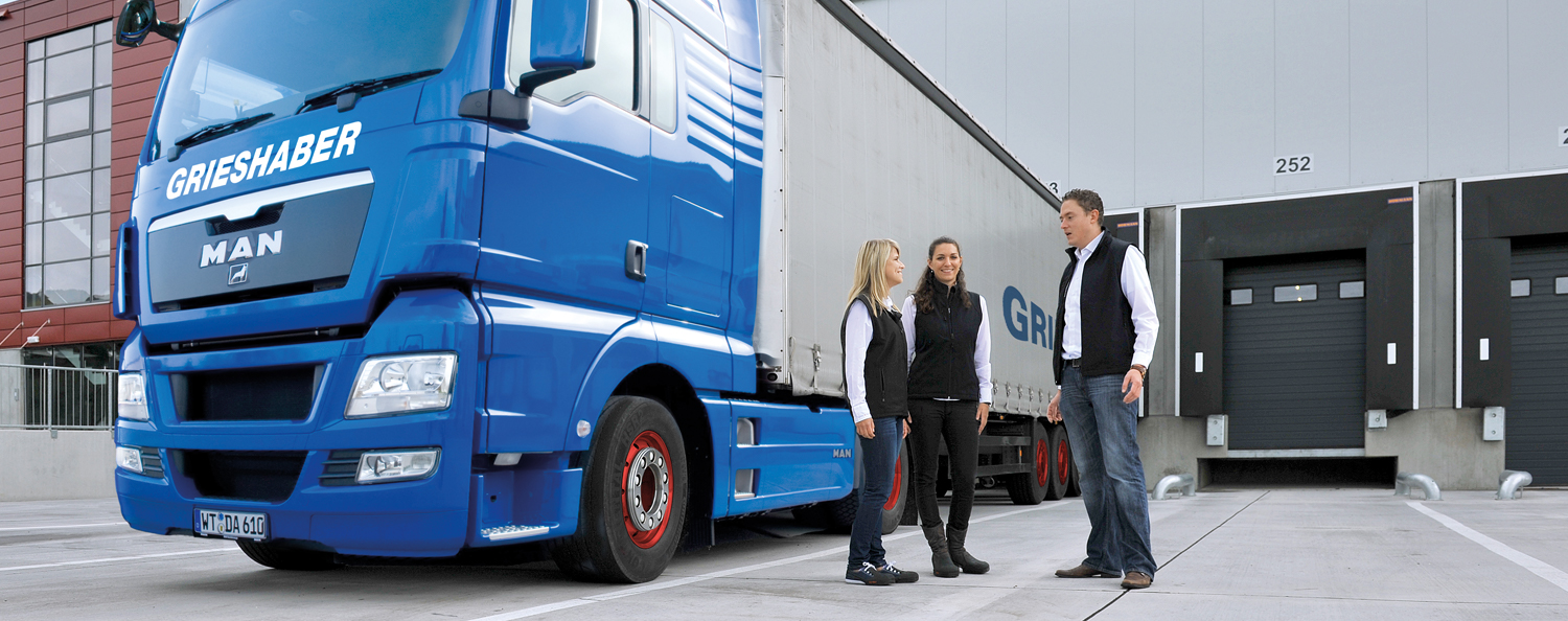 Ciężarówki Grieshaber Logistics Group przed centrum logistycznym